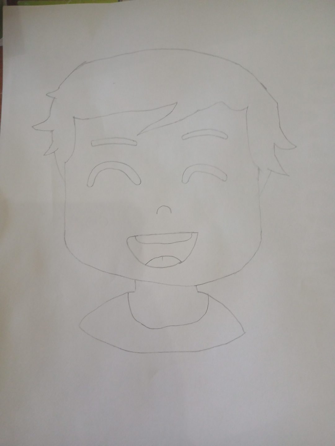 Gambar tersebut menampilkan wajah seorang anak laki-laki bergaya kartun atau chibi. Rambutnya pendek dan sedikit berantakan dengan beberapa helai menjuntai ke samping. Matanya tertutup karena ia sedang tersenyum lebar, menunjukkan ekspresi gembira dan ceria. Mulutnya terbuka, memperlihatkan gigi dan lidah, seolah ia sedang tertawa atau berbicara dengan penuh semangat. Ia mengenakan kaos sederhana, menambah kesan santai dan bersahabat pada penampilannya. Gambar ini memancarkan suasana riang dan penuh kebahagiaan.